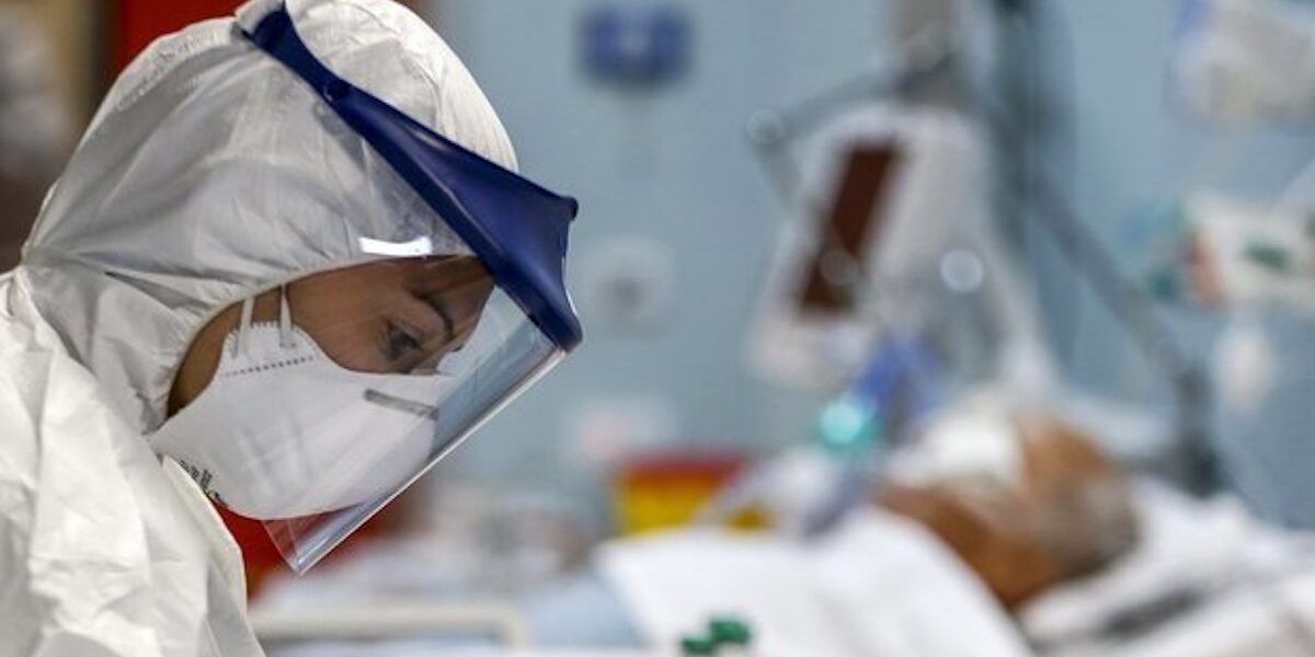 Il Covid alza la testa. Indice Rt, ricoveri e infezioni in salita