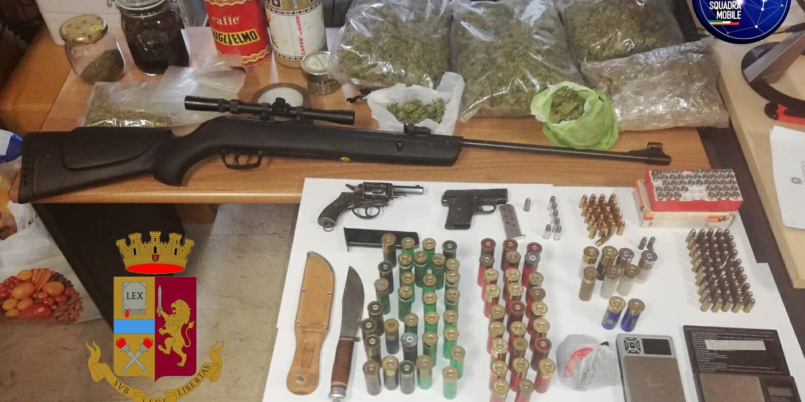 Armi, munizioni e droga in casa, 38enne arrestato a Bisignano