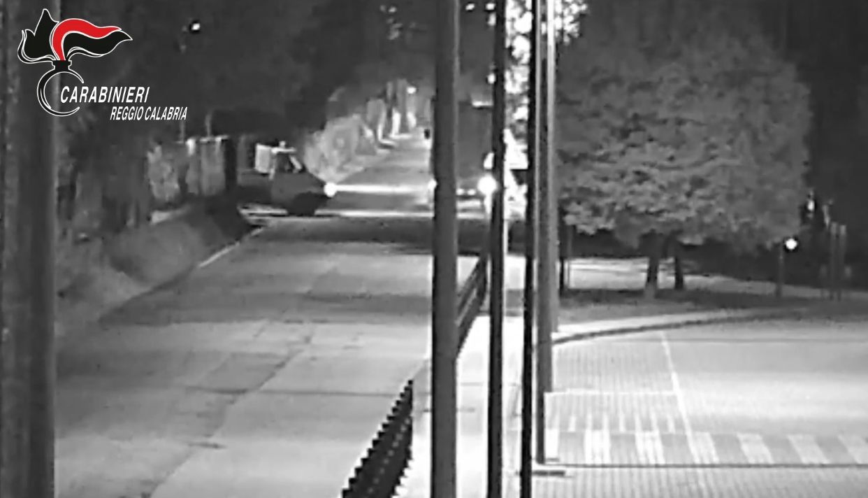 Rubarono due mezzi per la raccolta dei rifiuti a Polistena, tre arresti – VIDEO