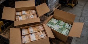 ’Ndrangheta, i soldi in Svizzera e i “confetti” per gli Anello. Il boss: «Mandatemi 10mila euro»
