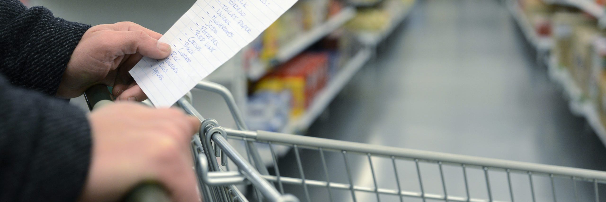 Inflazione, 1 famiglia su 3 taglia la spesa alimentare