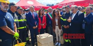 Cosenza, la nuova caserma dei vigili del fuoco prende forma: prima pietra coi sottosegretari Ferro e Prisco