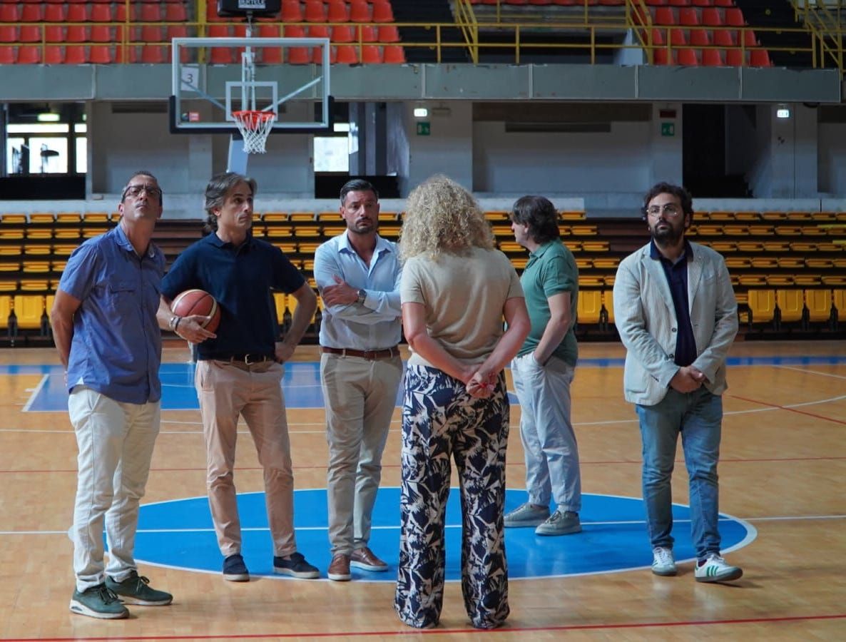 Lavori al Palapentimele: nuovi canestri, panchine e postazione arbitri (e non solo) – FOTO