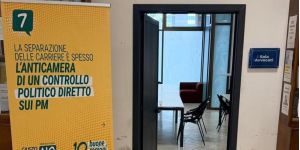 Pannelli dell’Anm dentro il tribunale di Reggio, le proteste: «È teppismo elettorale»