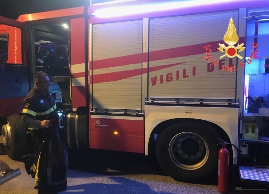 Un incendio devasta pizzeria nel Vibonese, indagano i carabinieri