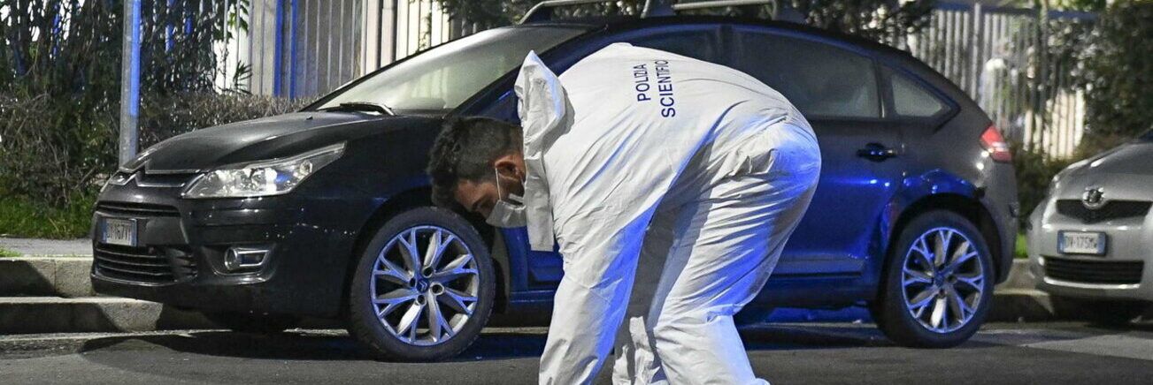 Sparatoria alla fermata dei bus ad Ancona, ferite due persone