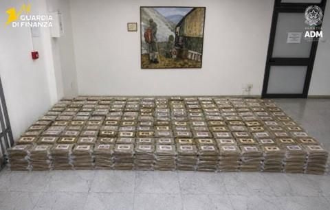 Cocaina pura nascosta nei container, maxi sequestro da 770 kg – VIDEO