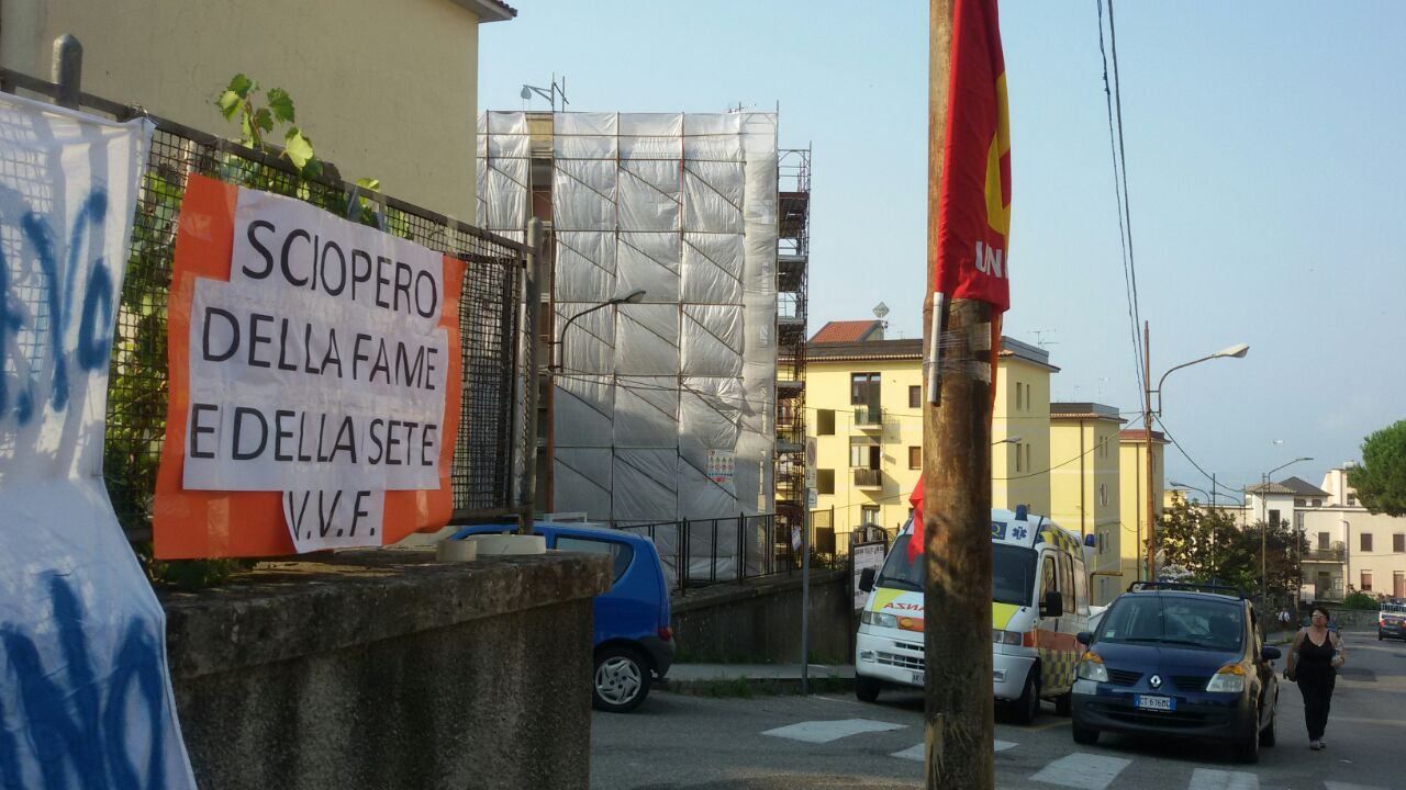 Vigili del fuoco ridotti al lumicino. E il soccorso non arriva