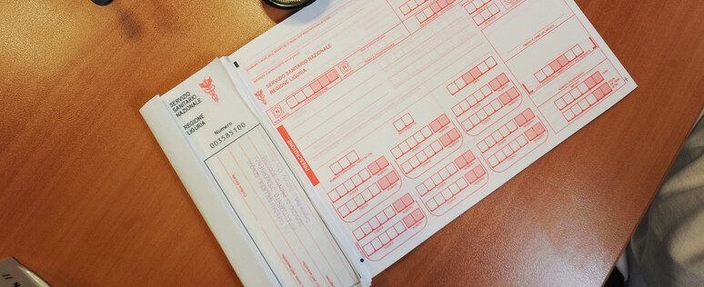 Sorpresa con il “kit” per ricette mediche false: denunciata per ricettazione una 22enne nel Crotonese