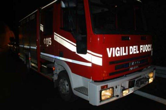 Fabrizia, in fiamme un'auto e un furgone
