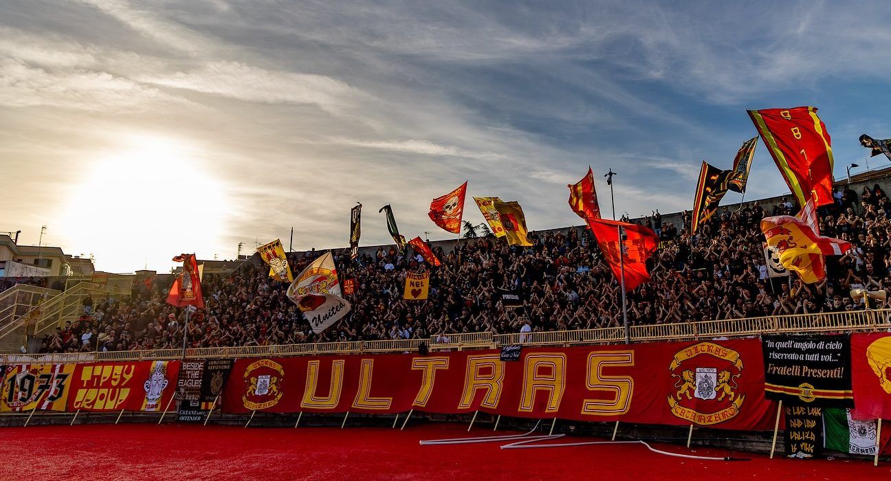 Catanzaro, multa da 2.000 euro per un petardo lanciato in campo