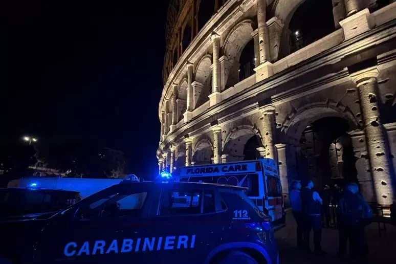 Tragedia al Colosseo, operaio di 22 anni precipita durante i lavori e muore
