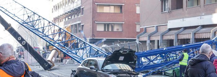 «Abbiamo fatto una strage». Gru cade su un palazzo: morti tre operai