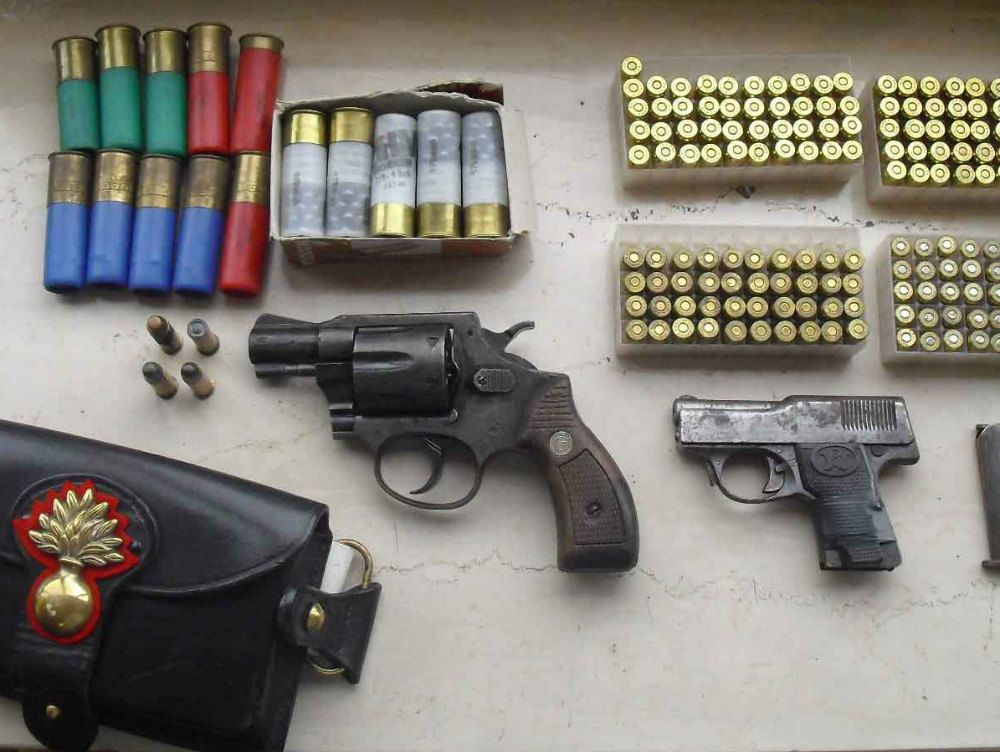 San Ferdinando, arsenale in una vecchia stazione dei carabinieri