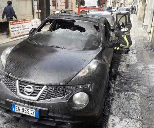 Due auto in fiamme nel centro di Reggio, indagini in corso
