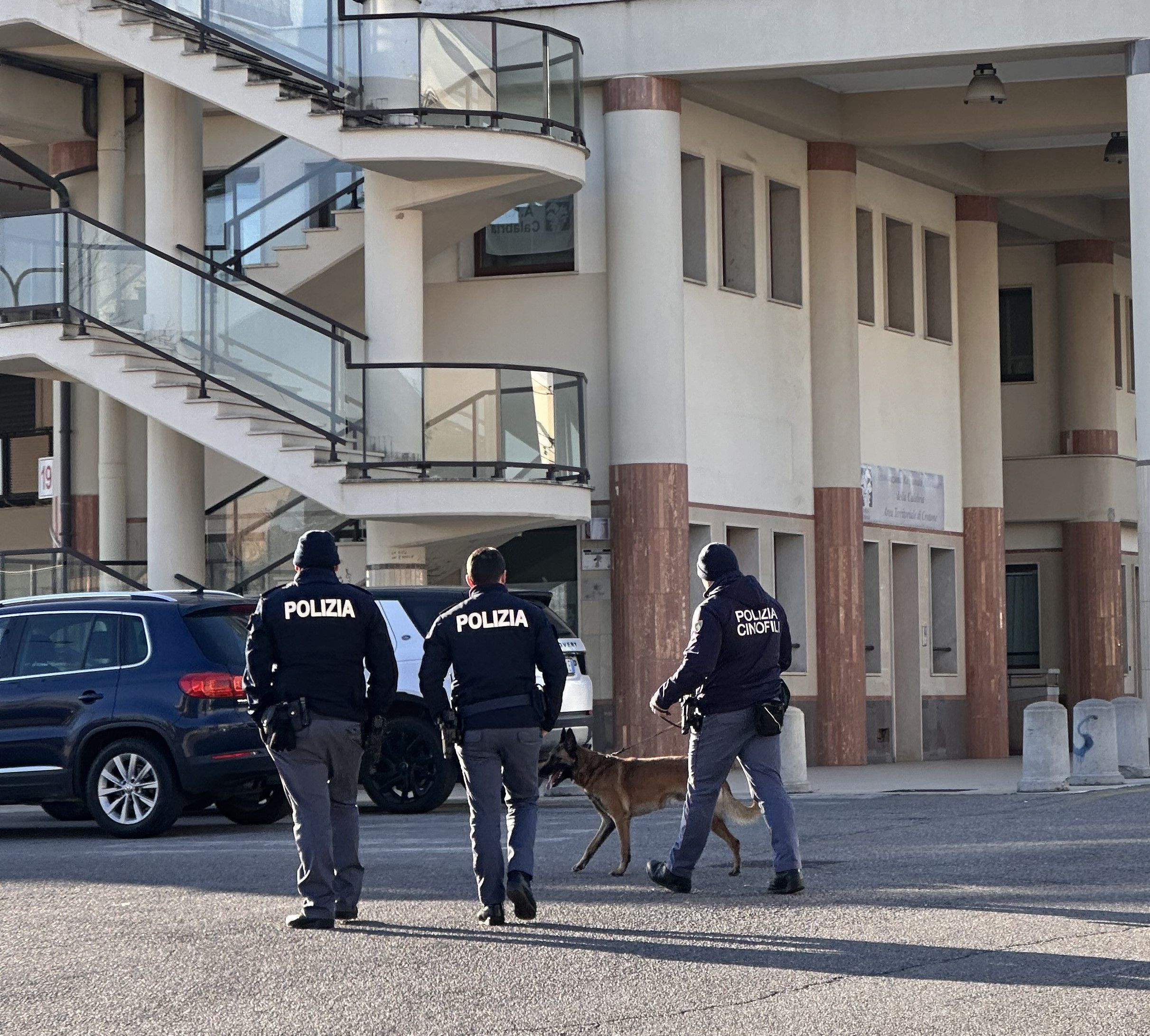 Crotone, controlli antidroga della polizia nelle scuole e all’autostazione – FOTO
