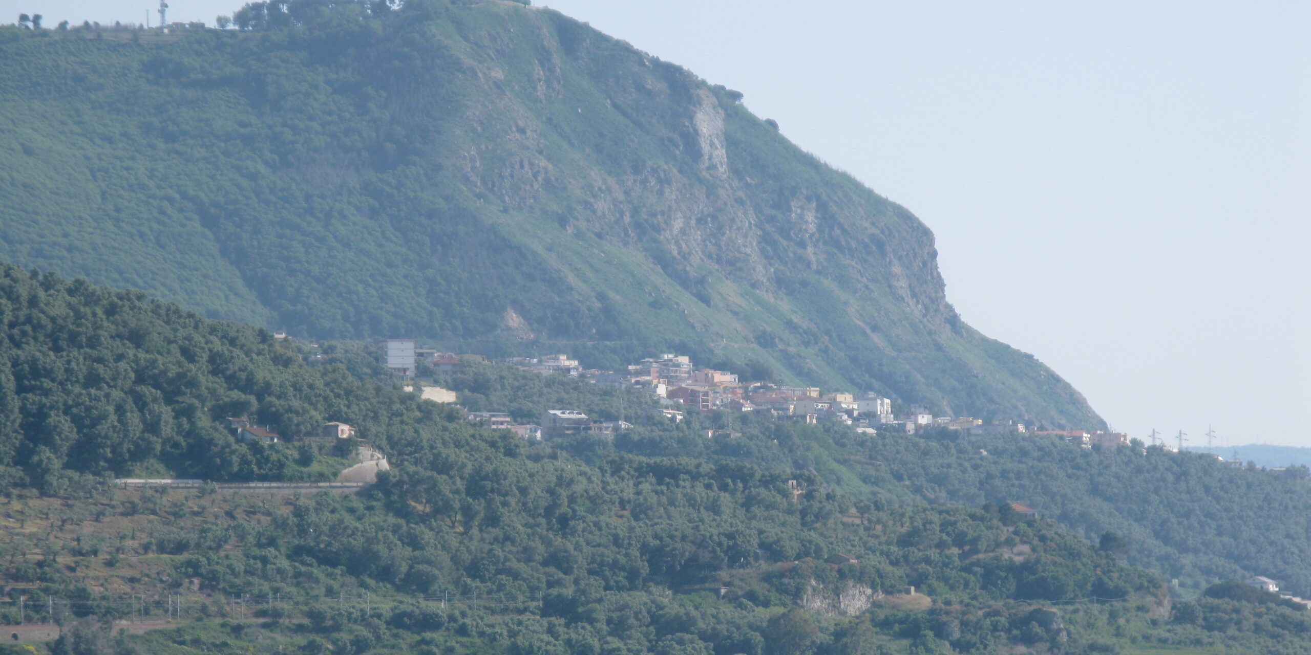 Fuggono dai cani randagi durante un’escursione e vanno in difficoltà, madre figlio recuperati nel Reggino