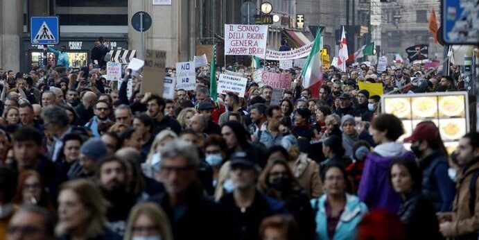 Un arresto e 74 denunce per il corteo No pass a Milano