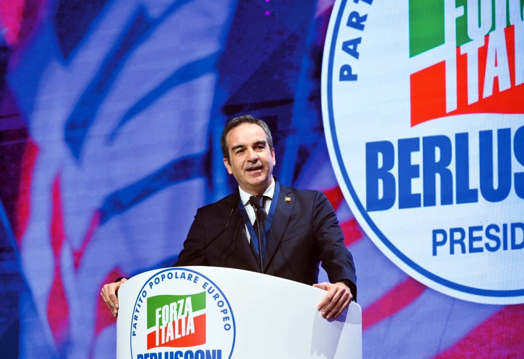 Avviso senza garanzia per il presidente Roberto Occhiuto. Affinità e divergenze con Silvio Berlusconi