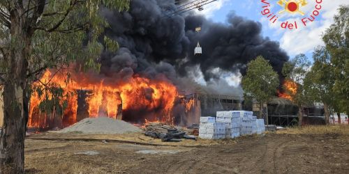Isola Capo Rizzuto, in fiamme un edificio scolastico in costruzione