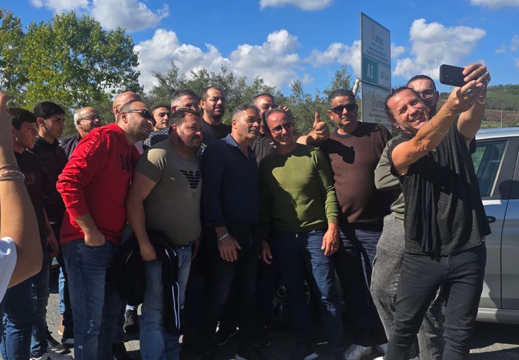 A Serra San Bruno c’è anche Povia con i manifestanti: «Il libero mercato selvaggio ammazza l’agricoltura»