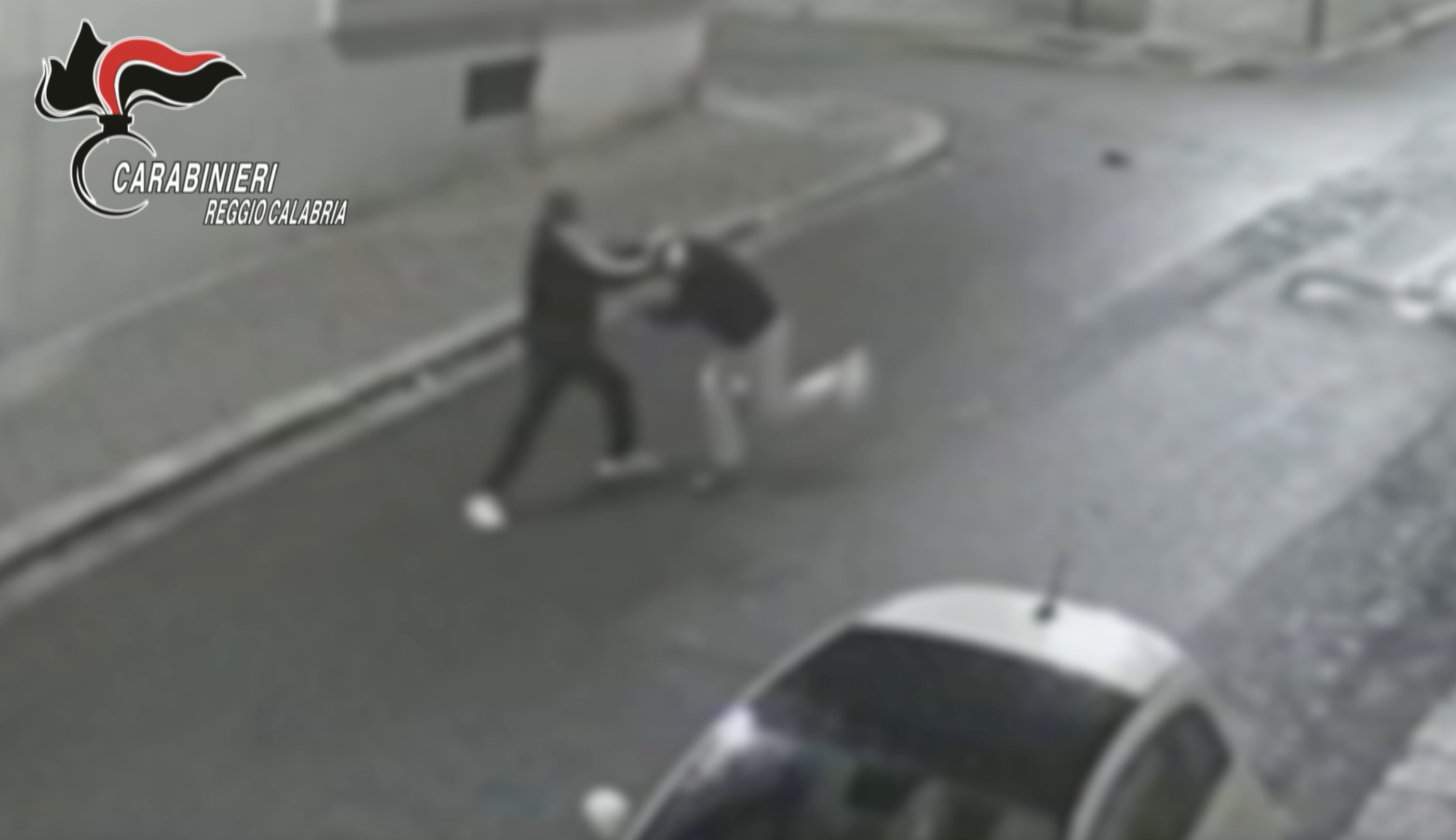 Accoltella un uomo e poi si scaglia contro i carabinieri: un arresto a Reggio Calabria – VIDEO