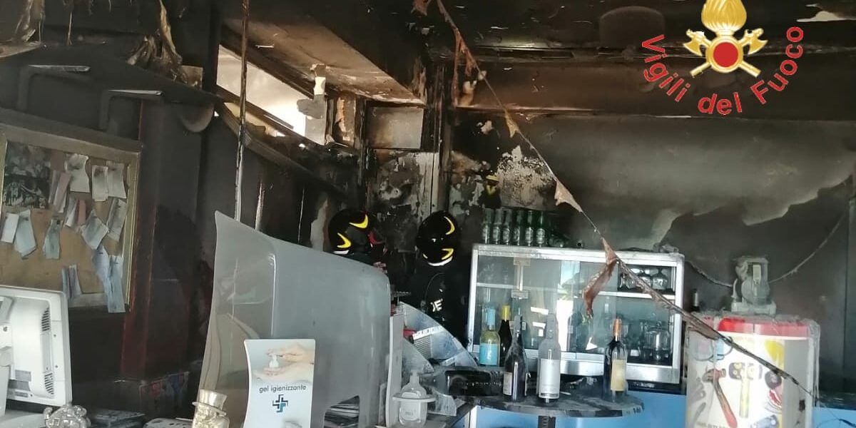 A fuoco un’attività balneare a Squillace Lido, indagini in corso