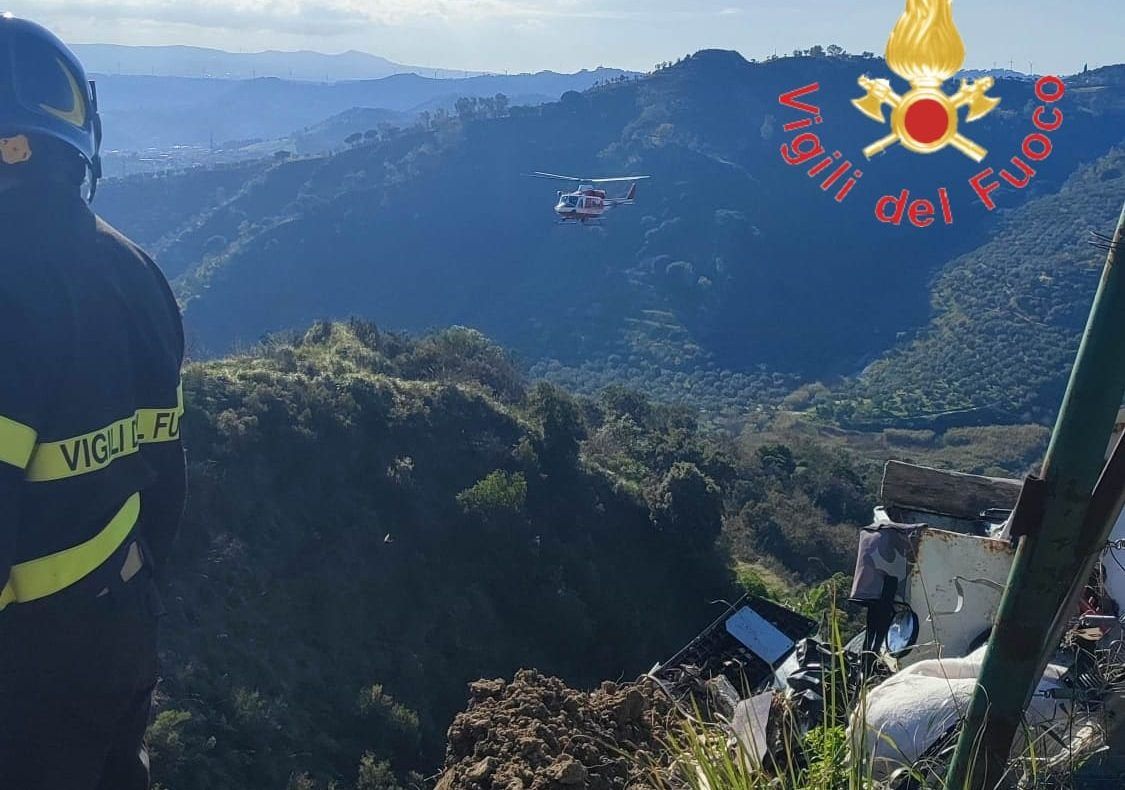 Camion perde il controllo e finisce in una scarpata a Catanzaro: morto il conducente