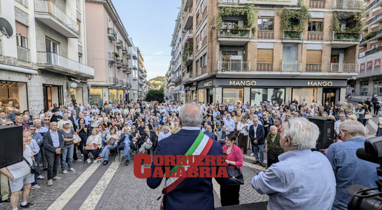 “È uno scippo”. Cosenza scende in piazza a difesa dell’Annunziata