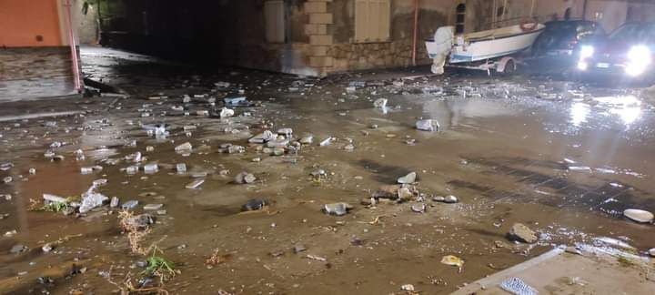 Maltempo, nel Cosentino strade allagate e mareggiate sulla costa