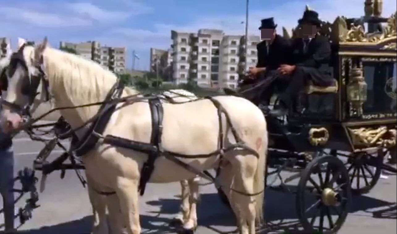 Carrozze, cavalli bianchi e “Il Camorrista” in sottofondo. Per la Dda «i funerali qualificano il clan dei rom»