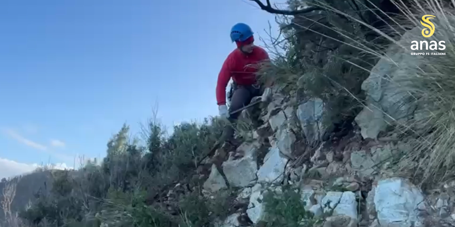 Rocciatori in azione sulla frana di Bagnara lungo la SS18 – VIDEO