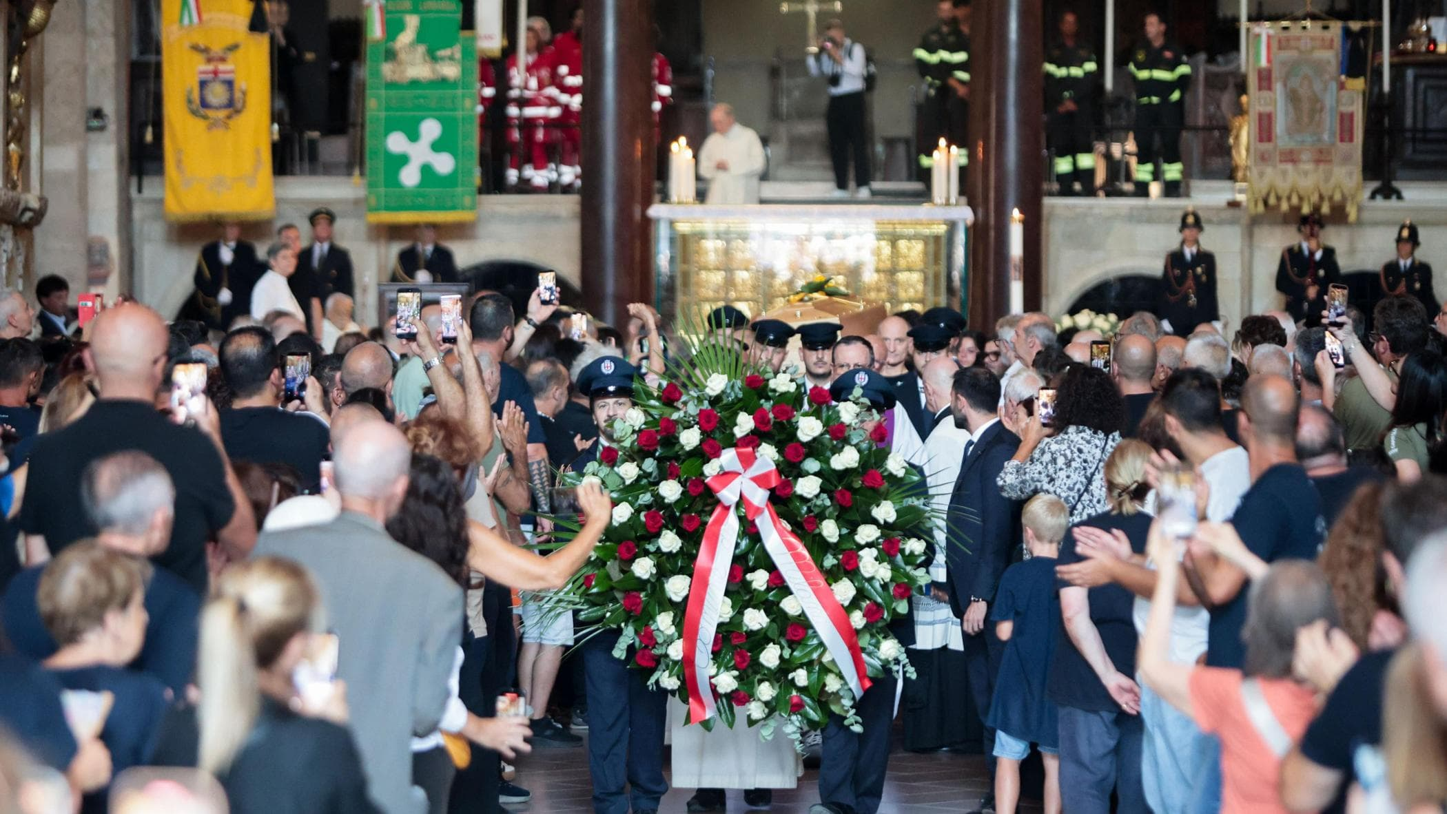 L’ultimo «ciao» a don Mazzi, oltre mille ai funerali