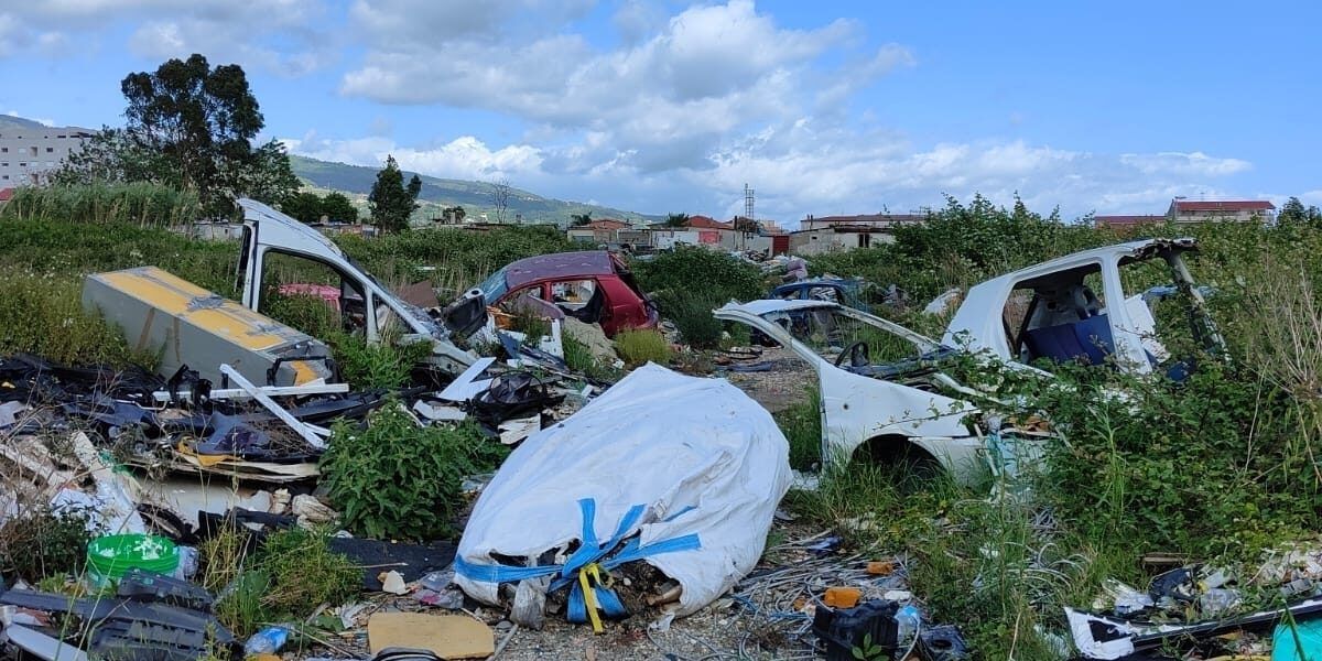 Lamezia, incendio nel campo rom di Scordovillo: in fiamme rifiuti e carcasse di auto – FOTO