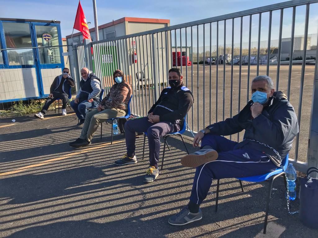 Lavoro, in cinque si incatenano davanti al cantiere dell'ospedale della Sibaritide