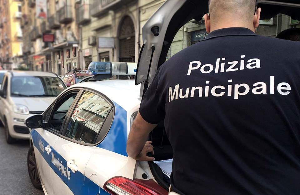 Colpisce a bastonate l'auto dei Vigili, arrestato 73enne di Crotone
