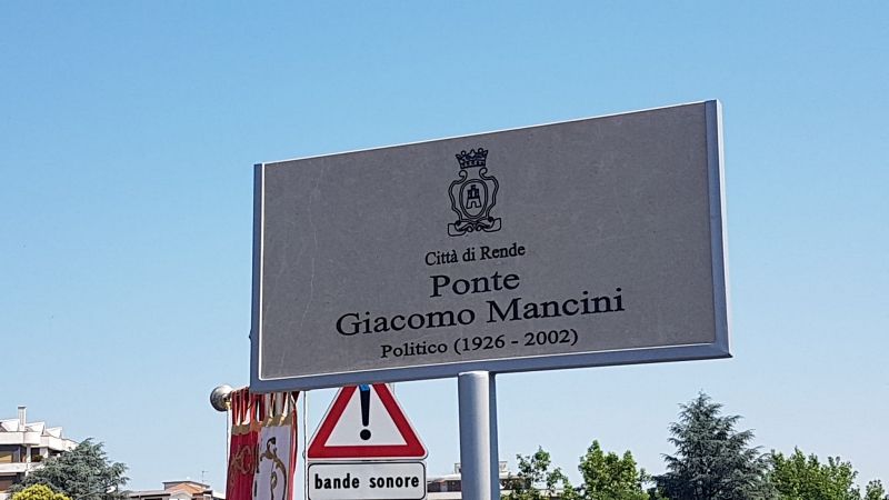 Il ponte Giacomo Mancini tra Rende e Cosenza con la targa sbagliata (e poi sistemata)
