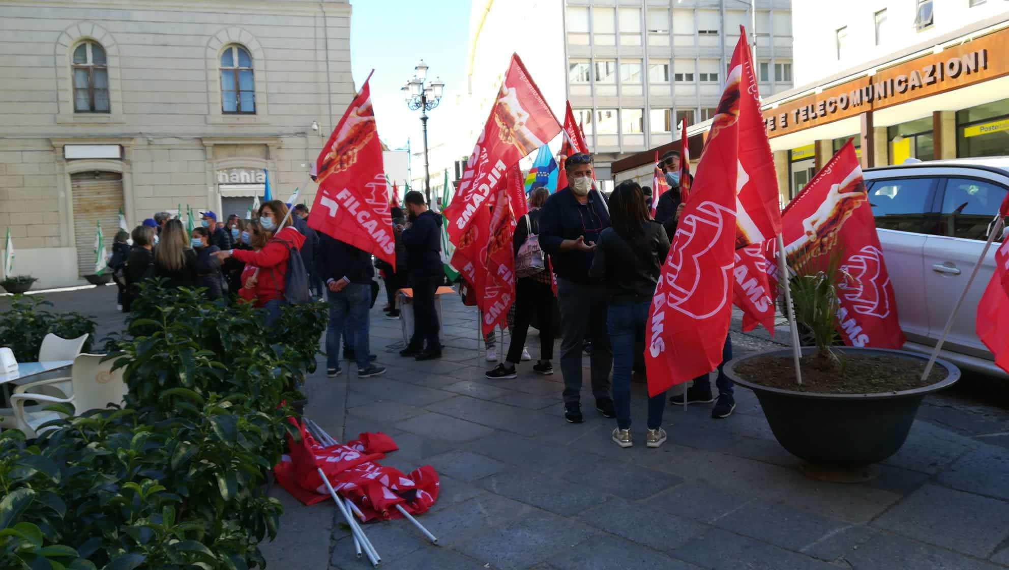 Imprese di pulizia, sit-in dei lavoratori a Catanzaro. «Rinnovare il contratto nazionale»