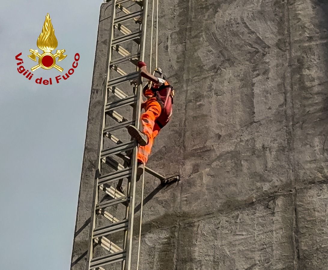 Dodici operai Anas bloccati sulla A2, intervengono i vigili del fuoco – VIDEO