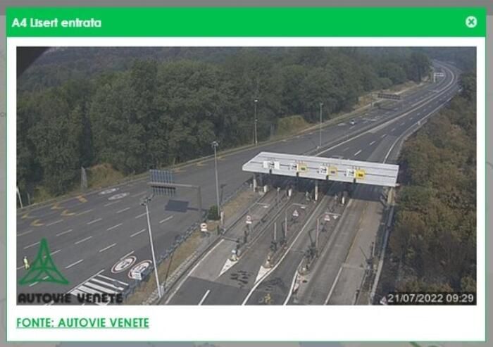 Incidente stradale, furgone sotto camion: 6 morti