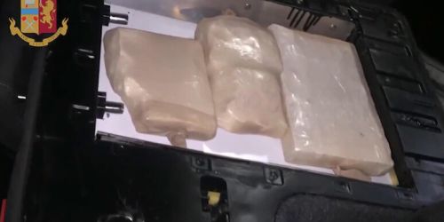 Quasi 6 quintali di hashish in un box, 2 arrestati nel Milanese