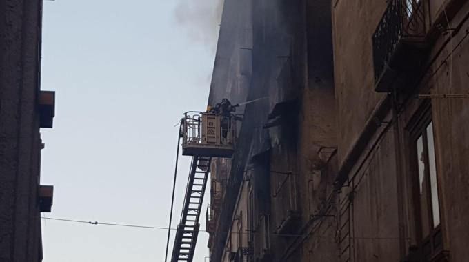 Rogo Cosenza, sopralluogo della Procura nel palazzo incendiato