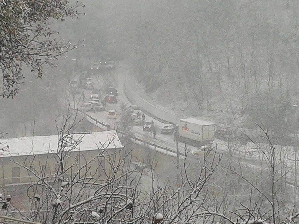 Neve sull'A3, incubo per gli automobilisti