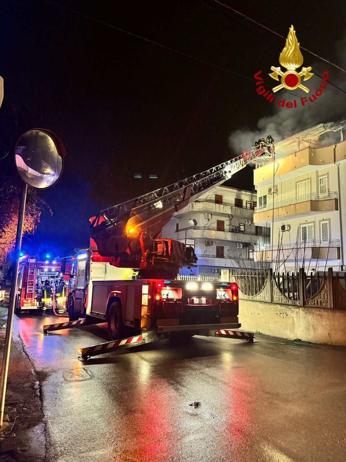 Fiamme in un appartamento a Crotone, una persona in ospedale – FOTO