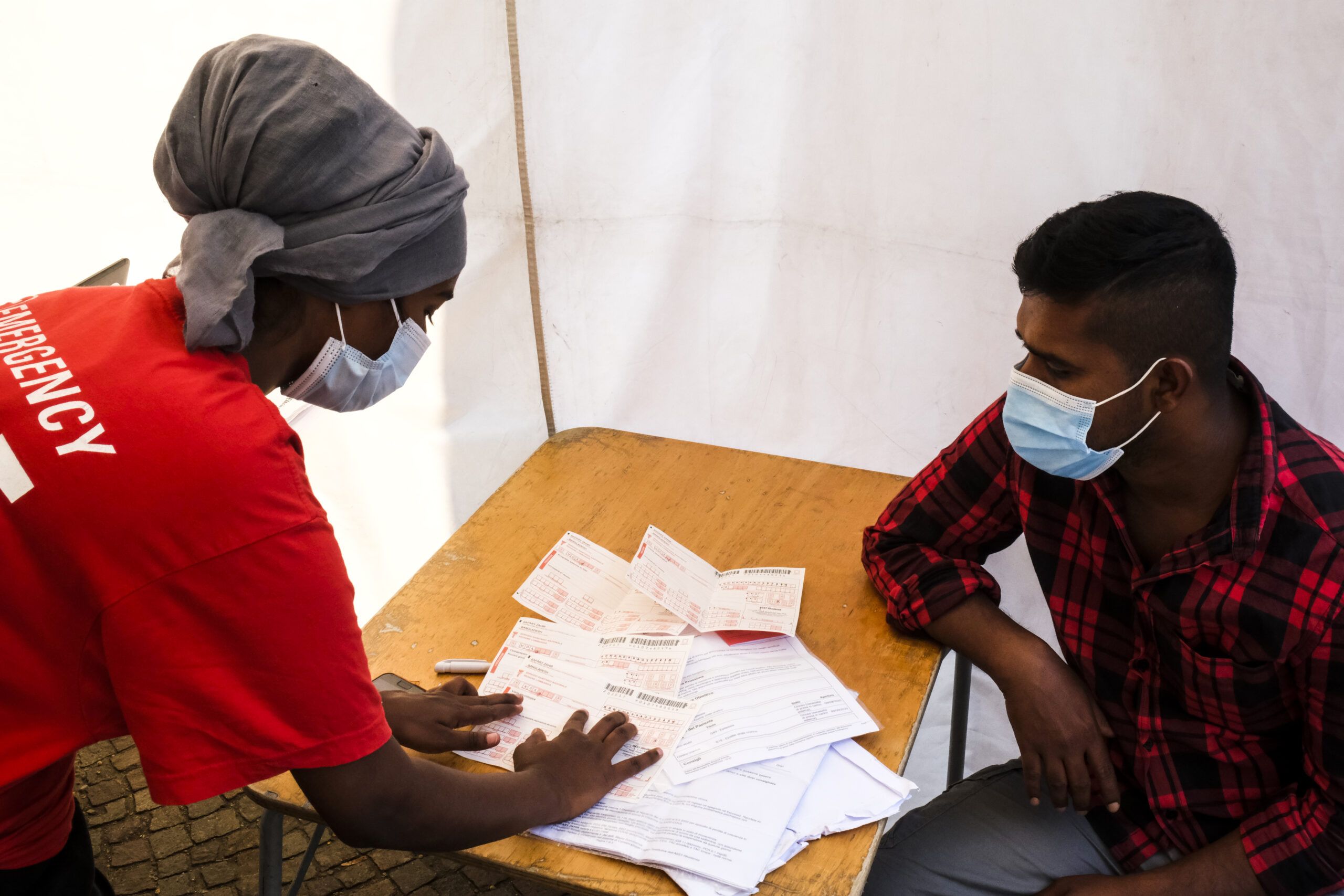 Solidarietà a Natale, a Catanzaro aperto lo store di Emergency – FOTO