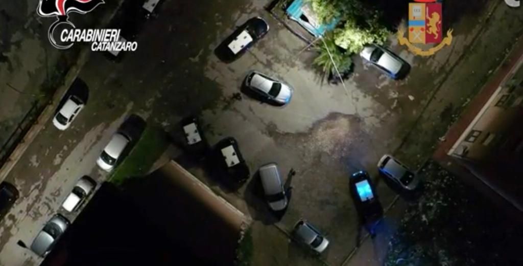 Il market della droga a conduzione familiare a Catanzaro. Telecamere (e sassaiola) per evitare i controlli – VIDEO E NOMI