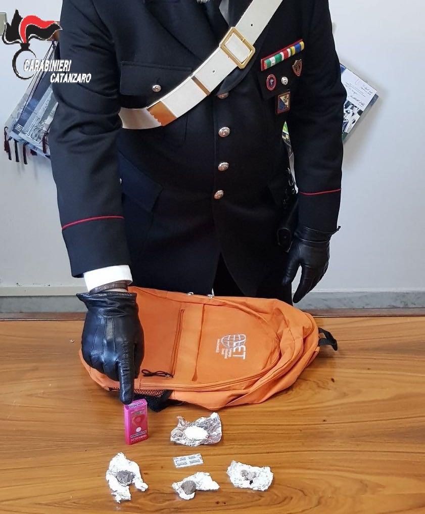 Nascondeva eroina nel centro d’accoglienza: arrestato