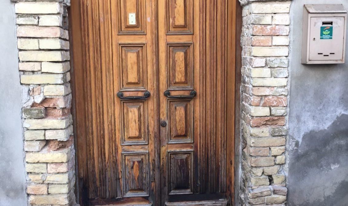 Dà fuoco a un nido d’api: tutti pensano a un'intimidazione