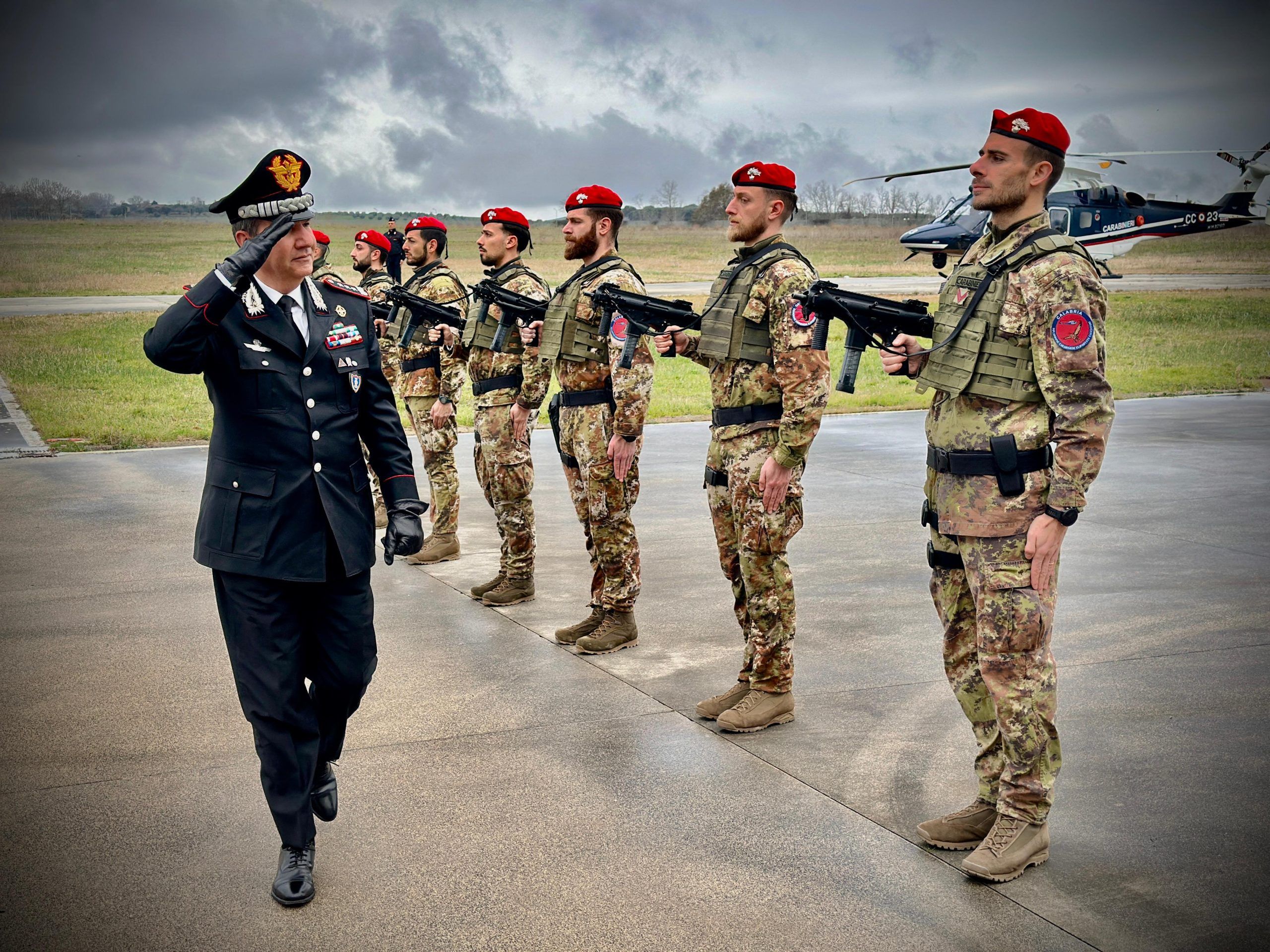 Carabinieri, il Generale di Corpo d’Armata Claudio Domizi in visita ai Cacciatori di Calabria