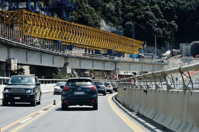 Autocarro in fiamme, traffico bloccato sull'A3